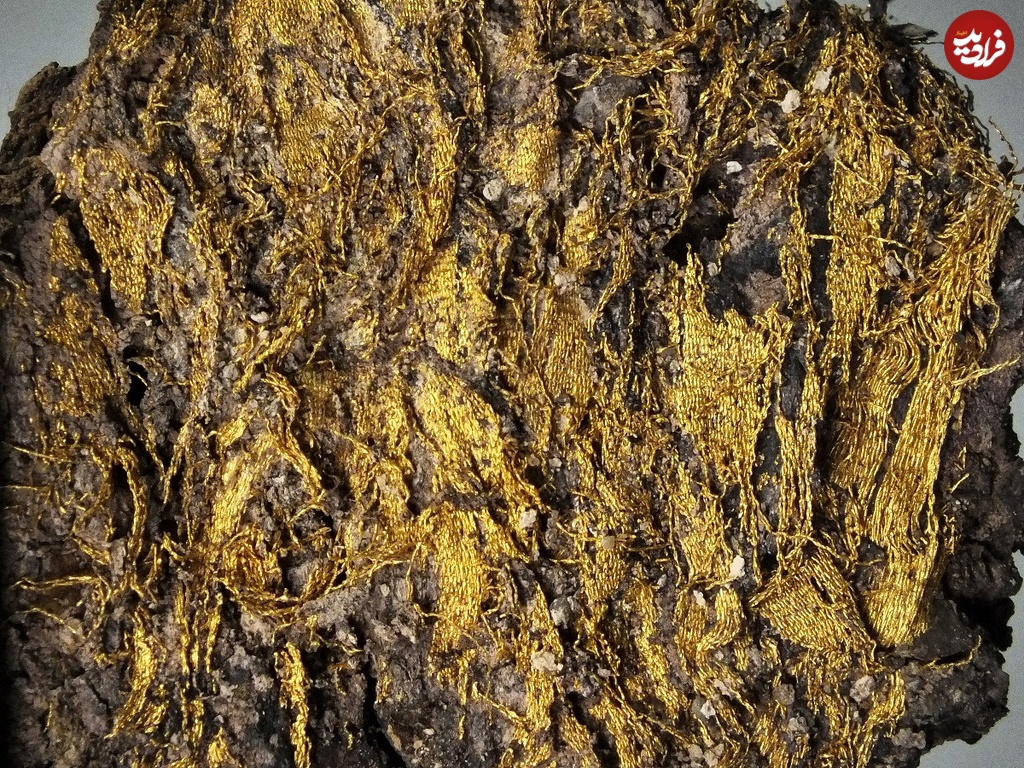 Gold-fabric-attached-to-soil.-Photo-©-Denis-Gliksman-Lucie-Marquat-Inrap.