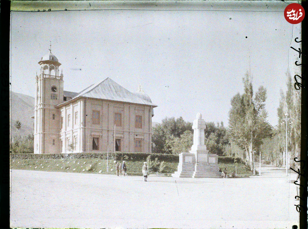 Paghman-AfghanistanLamosqueedePaghman;devantelle-monumentdediealanaissanceduroiAmanullah(menar-etawallodi)_A57626