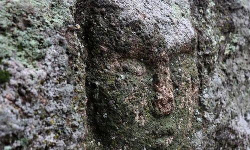 کشف حکاکی مرموز چهرۀ یک انسان بر روی یک سنگ  