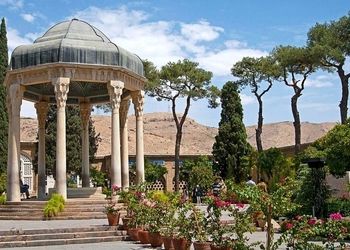 فال حافظ ۲۷ فروردین ماه ۱۴۰۴/ دل گفت فروکش کنم این شهر به بویش