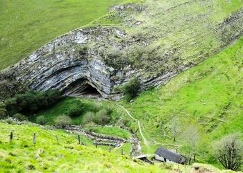 یک غار شگفت‌انگیز که «چین‌خوردگی» زمین را به نمایش می‌گذارد