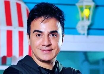 عکسی از عمو پورنگ در کنسرت خواننده معروف