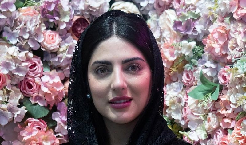 استایل هلیا امامی با مانتویی منقش به تصویر ناصرالدین شاه/ عکس