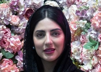 استایل هلیا امامی با مانتویی منقش به تصویر ناصرالدین شاه/ عکس