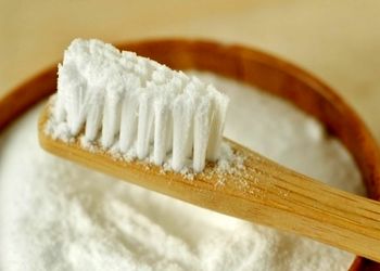 آیا مسواک زدن با جوش شیرین بی‌خطر است؟