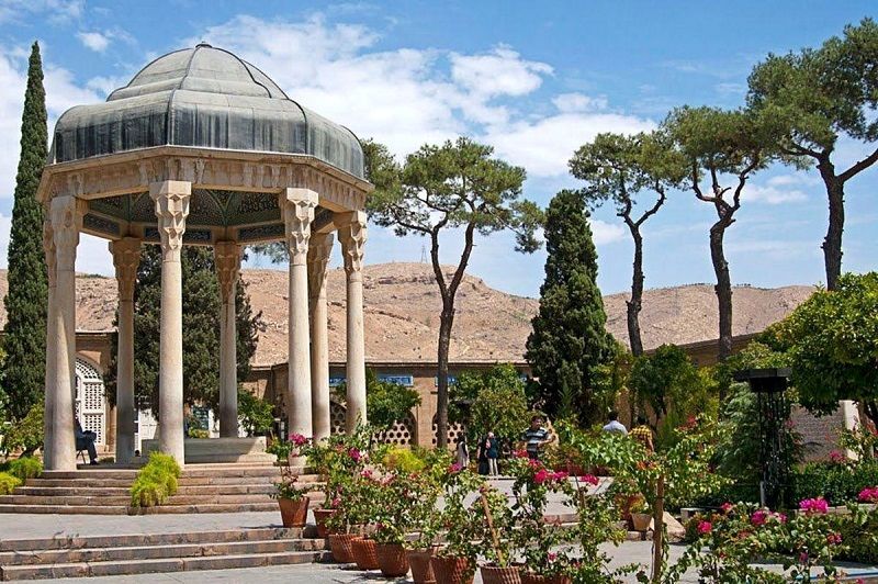فال حافظ ۲۰ فروردین ماه ۱۴۰۴/  مرا می‌بینی و هر دم زیادت می‌کنی دردم
