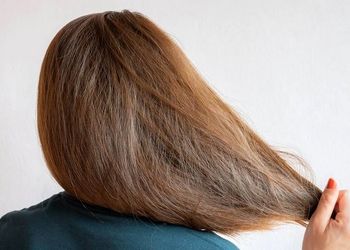 چه چیزی باعث خشکی مو می‌شود؟