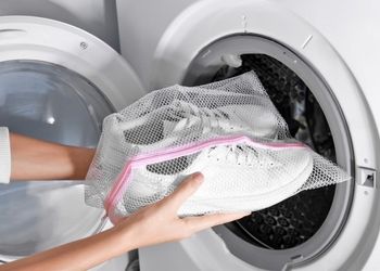 با این روش به راحتی کفش‌هایتان را در ماشین لباسشویی بشویید