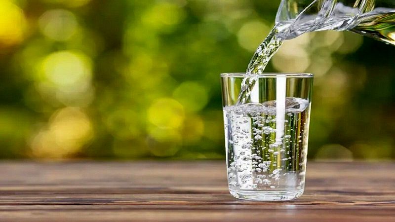 نوشیدن ۸ لیوان آب در روز یک فریب است؟!