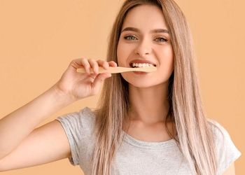 اشتباهات رایج حین مسواک زدن را بشناسید
