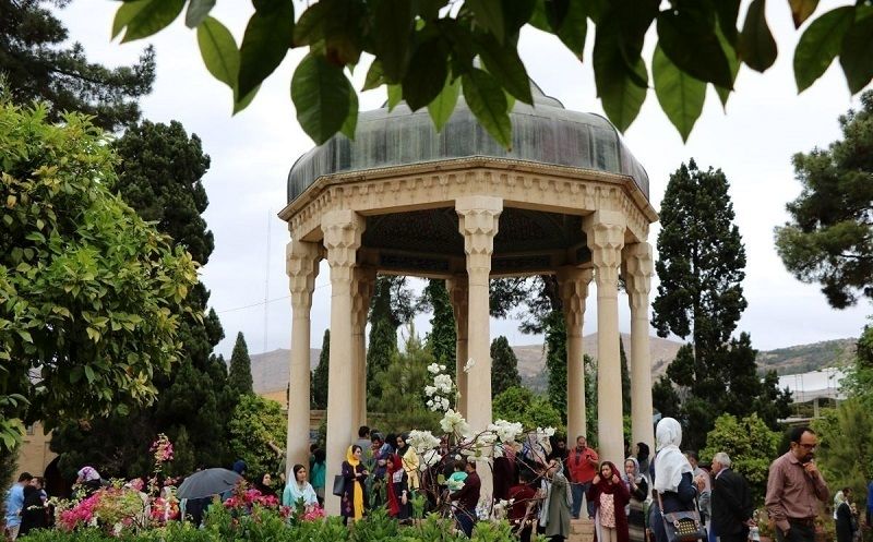 فال حافظ ۱۸ فروردین ماه ۱۴۰۴/ فاش می‌گویم و از گفته خود دلشادم