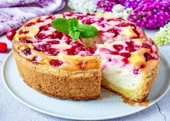 طرز تهیه کیک آلبالو؛ کیکی بسیار خوشمزه و خوش‌رنگ و بو 